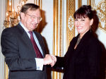 L'Ambassadeur Alfred Siefer-Gaillardin félicite Nathalie Blondil