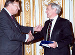 L'Ambassadeur Alfred Siefer-Gaillardin félicite Michel Coté